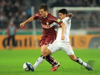 Fussball DFB Pokal 11/12 :  William Kvist (li, VfB Stuttgart)  gegen Gojko Kacar (Hamburger SV)