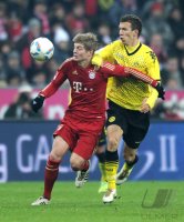 Fussball 1. Bundesliga, Saison 2011/2012: Toni Kroos (li, FC Bayern Muenchen) gegen Robert Lewandowski (Borussia Dortmund)
