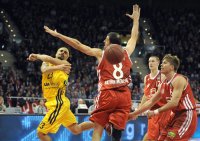 Basketball 1. Bundesliga 2011/2012:  DaShaun Wood (li, Alba Berlin) gegen Aleksandar NADJFEJI (Mitte, FC Bayern Muenchen) und Steffen HAMANN (re, FC Bayern Muenchen)