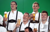 1. Fussball Bundesliga :  (v. li.) Daniel van Buyten , Bastian Schweinsteiger , Nils Petersen , Toni Kroos (v. li., FC Bayern Muenchen)