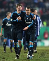 Fussball DFB Pokal 10/11 : (v. li.) Schalke JUBEL mit Benedikt Hoewedes, Lukas Schmitz