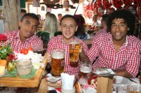 FUSSBALL 1. BUNDESLIGA:  Luiz Gustavo, Rafinha und Dante (v.li.) stossen mit einer Mass Bier an