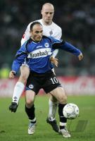 Fussball 1. Bundesliga: Moenchengladbach - Bielefeld, Zweikampf