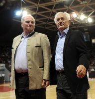 1. Basketball  Bundesliga : Praesident Uli Hoeness , Bernd Rauch (v. li., FC Bayern Muenchen)
