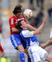 Fussball 3. Bundesliga : Roman Tyce (li, Unterhaching) gegen Ronny Nikol (re, FC Carl Zeiss Jena)