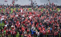 Fussball 1. Bundesliga Saison 15/16: Jubel FC Bayern Muenchen Fans im Innenraum der Allianz Arena