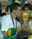 FUSSBALL Weltmeisterschaft  JUBEL;  Brasilien  Lucio mit WM-Pokal