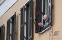 Corona Krise in Rom: Bewohner klatscht fuer Rettungskraefte