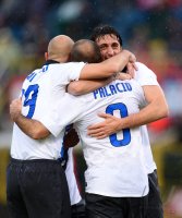 FUSSBALL SERIE A:  Jubel mit Esteban Cambiasso, Rodrigo Palacio  und Diego Milito   (v. li. Inter Mailand)