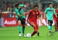 Fussball International Audi Cup 2011: Seydou Keita  (li, Barca) gegen Takashi Usami  (re, FC Bayern Muenchen)