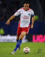 Fussball: 1. Bundesliga Saison 2010/2011: Hamburg, WESTERMANN am Ball