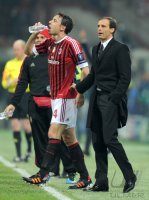 Fussball CHL  Saison 2011/2012:  Mark Van Bommel mit Trainer Massimiliano Allegri (v. li., AC Mailand)