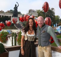 FUSSBALL 1. BUNDESLIGA 14/15:  FC Bayern Muenchen besucht das Oktoberfest