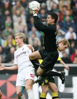 Fussball 1. Bundesliga: Moenchengladbach - Dortmund, Zweikampf