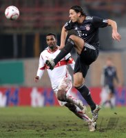 Fussball DFB Pokal 10/11 :  Cacau (li, VfB Stuttgart) gegen Daniel van Buyten (re, FC Bayern Muenchen)