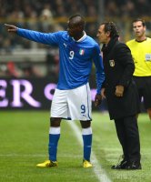 Fussball International:  Mario Balotelli und Trainer Cesare Prandelli (v. li., Italien)