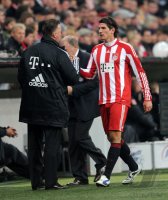 Fussball DFB Pokal 10/11 : Trainer Louis van Gaal wechselt aus, Mario Gomez (v.li., FC Bayern Muenchen)