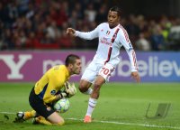 FUSSBALL INTERNATIONAL  CHL Viertelfinale 11/12: Torwart Victor Valdes  (li, Barca) gegen Robinho (AC Mailand)