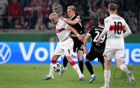 Fussball DFB Pokal  Halbfinale  2025/2026  23.04.2026VfB Stuttgart - SC Freiburg , ZWEIKAMPF, SPIELSZENE, AKTION, ACTION, DUELL, GESTIK, GESTIKULIEREND,