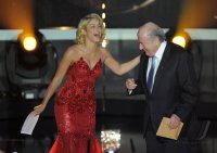 Fussball International  FIFA Ballon d Or 2011:  Saengerin  Shakira (Kolumbien) und FIFA Praesident  Blatter (Schweiz)