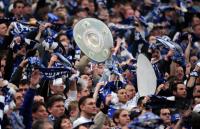 Fussball 1. Bundesliga: Schalke Fans mit Schale