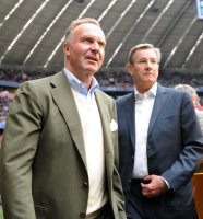 Fussball 1. Bundesliga : Vorstandsvorsitzender Karl Heinz Rummenigge, mit Karl Hopfner (v.li., FC Bayern Muenchen)