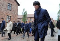 Fussball: DFB Delegation besucht KZ in Auschwitz, 01.06.2012