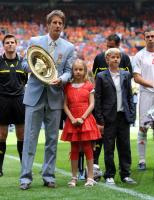 FUSSBALL INTERNATIONAL: Edwin van der Saar verabschiedet sich mit seinen Kindern (Holland)