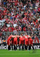 Fussball 1. Bundesliga : FC Bayern Muenchen Kreis vor den Fans