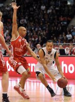 Basketball 1. Bundesliga 2011/2012:  Demond GREENE (li, FC Bayern Muenchen) gegen David Mc Cray, McGray (EnBW Ludwigsburg)