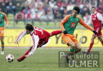 Fussball 1. Bundesliga: Bayern - Bremen, Zweikampf