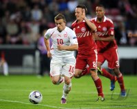 Fussball U21-Europameisterschaft 2011:  Xherdan Shaqiri (li, Schweiz) gegen Mike Jensen (re, Daenemark)