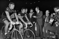 Fussball/Radsport Gerd Mueller und Eddy Merckx beim 6 Tage Rennen in Muenchen