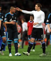 Fussball CHL  Saison 2010/2011:  Enttaeuschung, Edu, Torwart Manuel Neuer (v.li., FC Schalke 04)