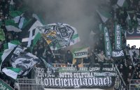 Fussball 1. Bundesliga, Saison 2011/2012:  Borussia Moenchengladbach Fans mit Fahnen in der Fankurve