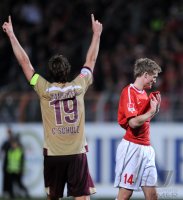 1. Fussball Bundesliga: JUBEL bei Christian Schulz (li, Hannover 96) ENTTAEUSCHUNG bei Andre Schuerrle (re, 1. FSV Mainz 05)