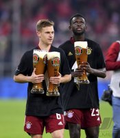 Fussball 1. Bundesliga Saison 21/22: JUBEL FC Bayern Muenchen feiert die 32. Meisterschaft