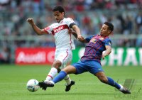 Fussball International Audi Cup 2011: Elton (SC Internacional de Porto Alegre) gegen Alcantara Thiago (re, Barca)