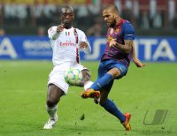 FUSSBALL INTERNATIONAL  CHL Viertelfinale 11/12: Clarence Seedorf (li, AC Mailand) gegen Daniel Alves (Barca)