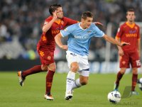 FUSSBALL SERIE A:  Gago Fernando Ruben (li, AS Rom) gegen Miroslav Klose (Lazio Rom)