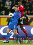 Fussball Bundesliga: Leverkusen - Kaiserslautern, Zweikampf