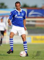 FUSSBALL, 1. BUNDESLIGA, SAISON 2010/2010: Schalke: METZELDER Einzelaktion