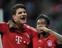 Fussball 1. Bundesliga, Saison 2011/2012:  JUBEL Mario Gomez (FC Bayern Muenchen) und David Alaba (FC Bayern Muenchen)