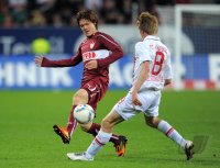 Fussball 1. Bundesliga, Saison 2011/2012:  Gotoku Sakai (li, VfB Stuttgart) gegen Axel Bellinghausen (FC Augsburg)