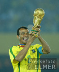 FUSSBALL Weltmeisterschaft  JUBEL;  Brasilien  Cafu mit WM-Pokal