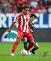 Fussball Supercup: Atsuto Uchida (re, FC Schalke 04) gegen Hamit Altintop (li, FC Bayern Muenchen)