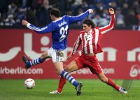Fussball 1. Bundesliga : Christoph Metzelder (li, FC Schalke 04) gegen Mario Gomez (re, FC Bayern Muenchen)