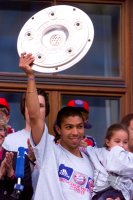 Fussball:  Giovanne Elber mit seiner Tochter Camilla , jubelt mit der Meisterschale