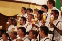 FUSSBALL 1. Bundesliga 10/11 : FC Bayern Muenchen in Lederhosen bei Paulaner