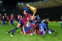 Fussball: DFB Pokal Finale: JUBEL MIT DEM POKAL  Klaas Jan Huntelaar, Kyriakos Papadopoulos , Jefferson Farfan , Hans Sarpei (v. li., FC Schalke 04)